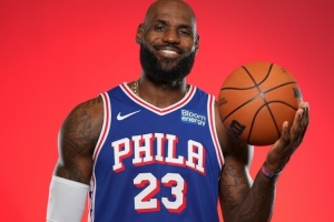 76人队记：詹姆斯长传历史级 现在身边还有马克西&VJ两个速度怪