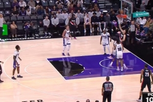 开张！波特中路直塞 杨瀚森接球顺势背身上篮得手可惜加罚没有